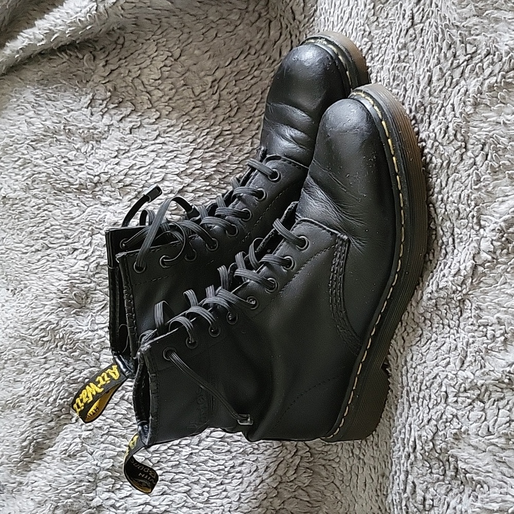 Dr Martens Boots - black leather with elastic laces